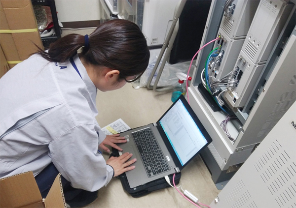 クライアント先で作業する女性社員