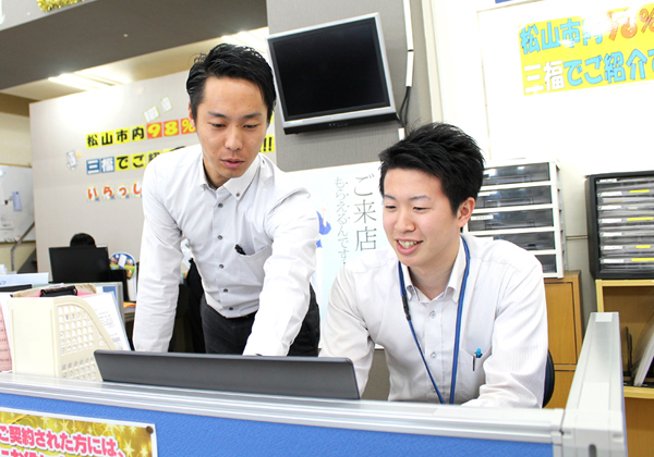 店長に指示を受ける男性社員