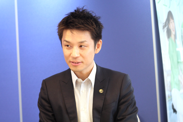 インタビューを受ける男性社員