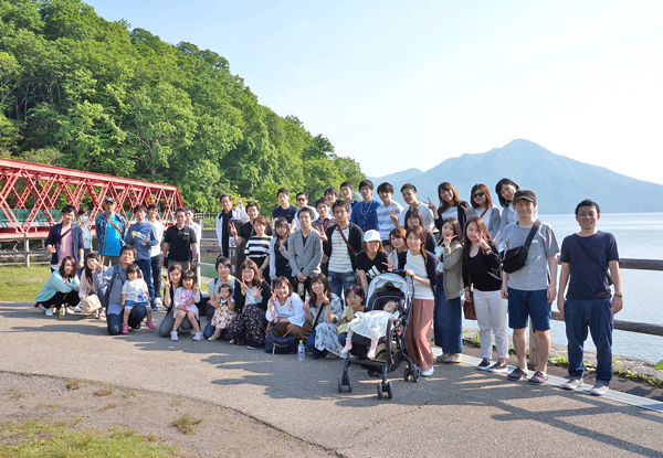 社員旅行で訪れた北海道での集合写真