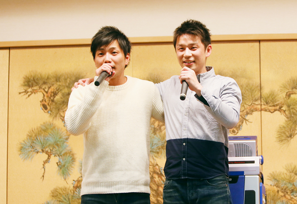 忘年会でカラオケをする男性社員