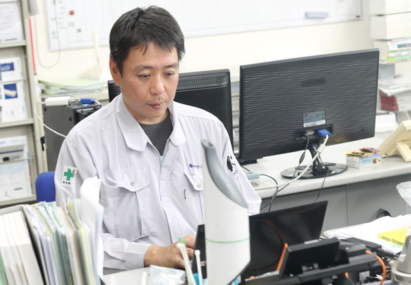会社で事務作業を行う男性社員