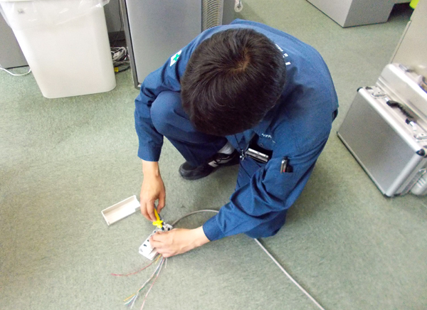 クライアント先で作業する男性社員