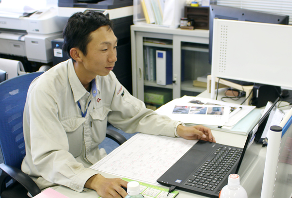 一宮工務店_若手社員の社内作業風景